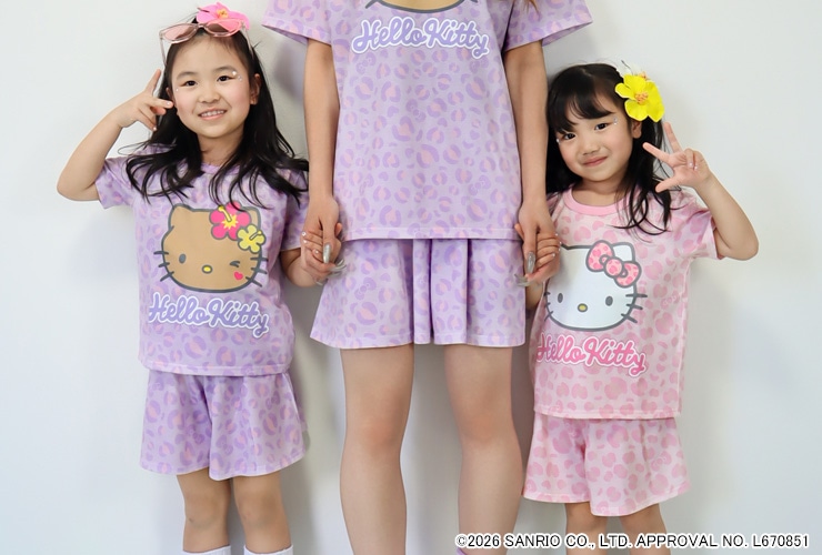 2026年夏 aimerfeel×サンリオキャラクターズ ハローキティ サマー キッズ上下セット。大人とおそろいのY2Kレオパード柄×日焼けハローキティデザイン。親子ペアコーデにおすすめの子供用ルームウェア