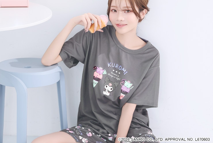 2026年夏 aimerfeel×サンリオキャラクターズ クロミ サマー半袖パジャマ上下セットを着用した女性モデル。アイスクリーム・ハートのサングラス総柄デザインのレディースルームウェア