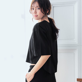 綿100% 接触冷感 半袖 上下セットのブラック。前が少し短く後ろが長めのショート丈トップスとフレアシルエットのロングパンツでトレンドの着こなしが叶います。
