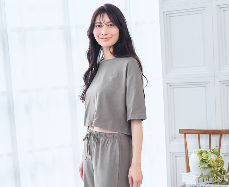 綿100% 接触冷感 半袖 上下セットのグレー。ボトムスの両サイドにポケットが付いているのもうれしいポイント。薄手で持ち運びもしやすいから、リラックスタイムだけでなくリゾートでもさっと着られるのが便利です。